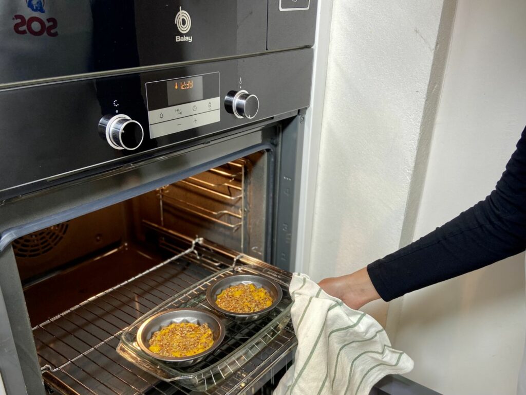 Colocamos la mezcla en moldesy horneamos en una bandeja con agua al baño María