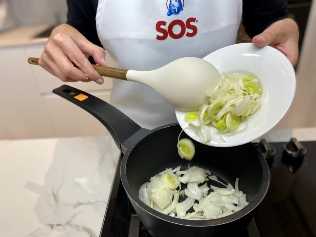 Hacemos un sofrito con ajo, cebolla y puerro cortado para la salsa de queso azul