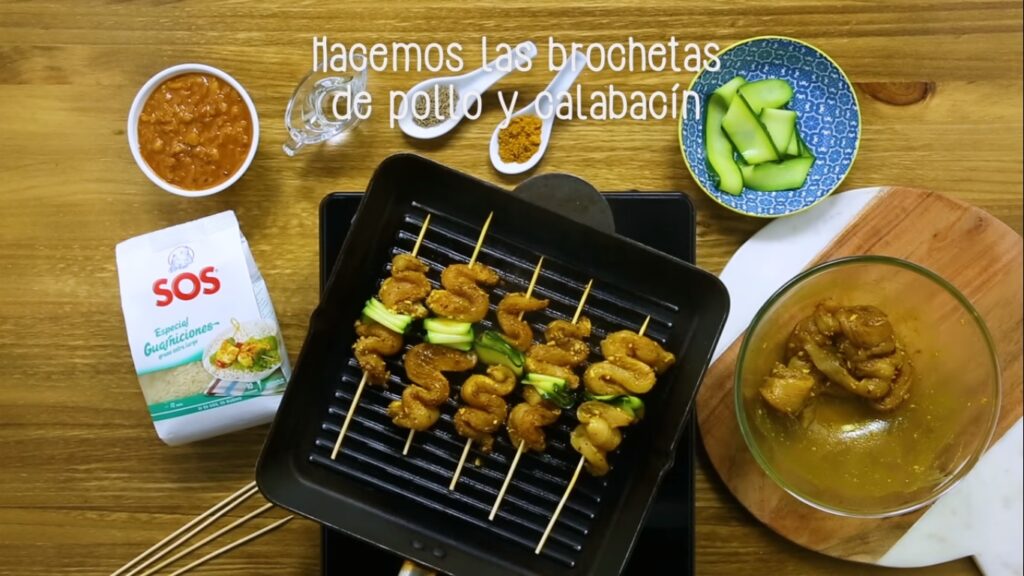 Hacemos las brochetas de pollo y calabacín