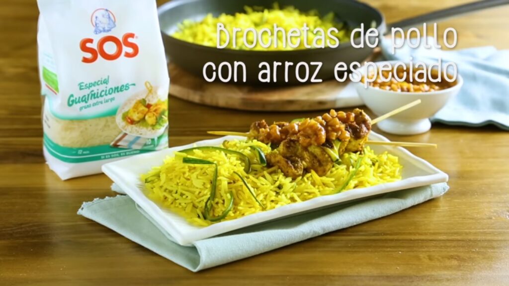 Brochetas de pollo con arroz especiado