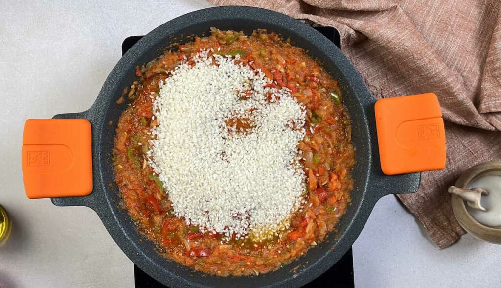 Receta Arroz blanco con verduras. Paso 3: Añade el arroz