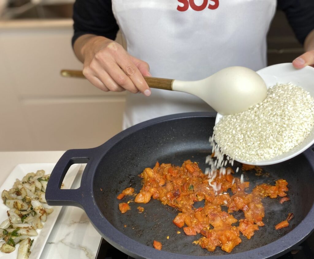 Añadimos el arroz y el calamar y sofreímos