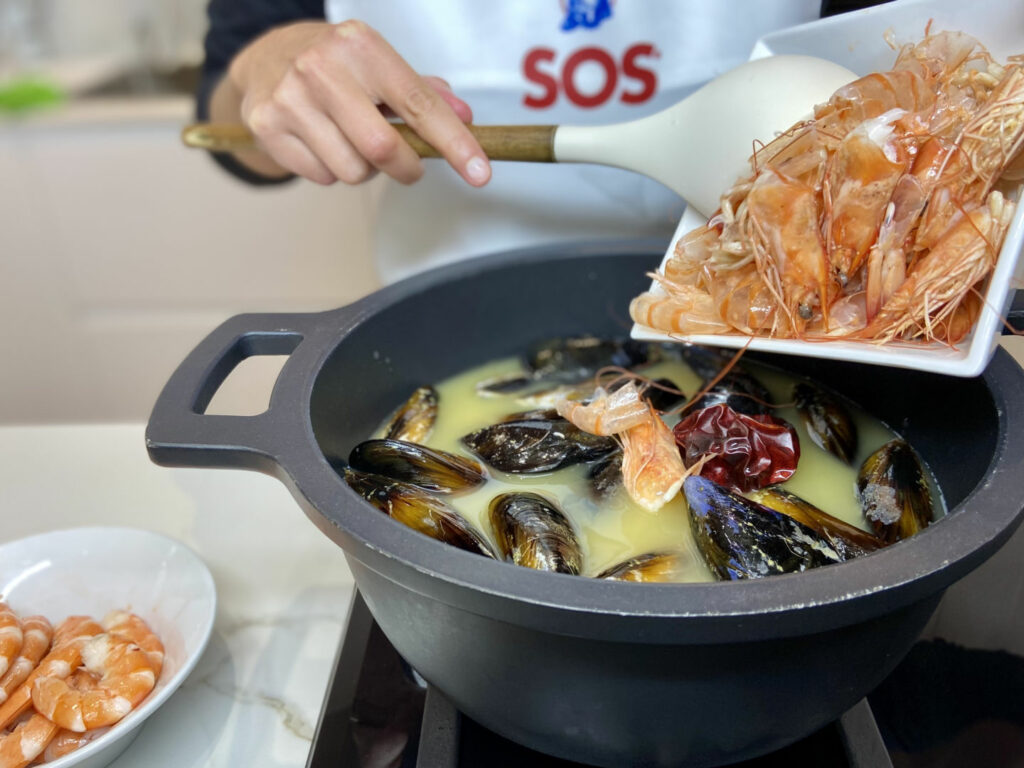 Calentamos el caldo con la ñora, los mejillones y las cáscaras de las gambas