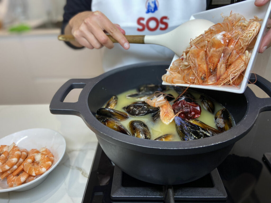 Calentamos el caldo con la ñora, los mejillones y las cáscaras de los langostinos