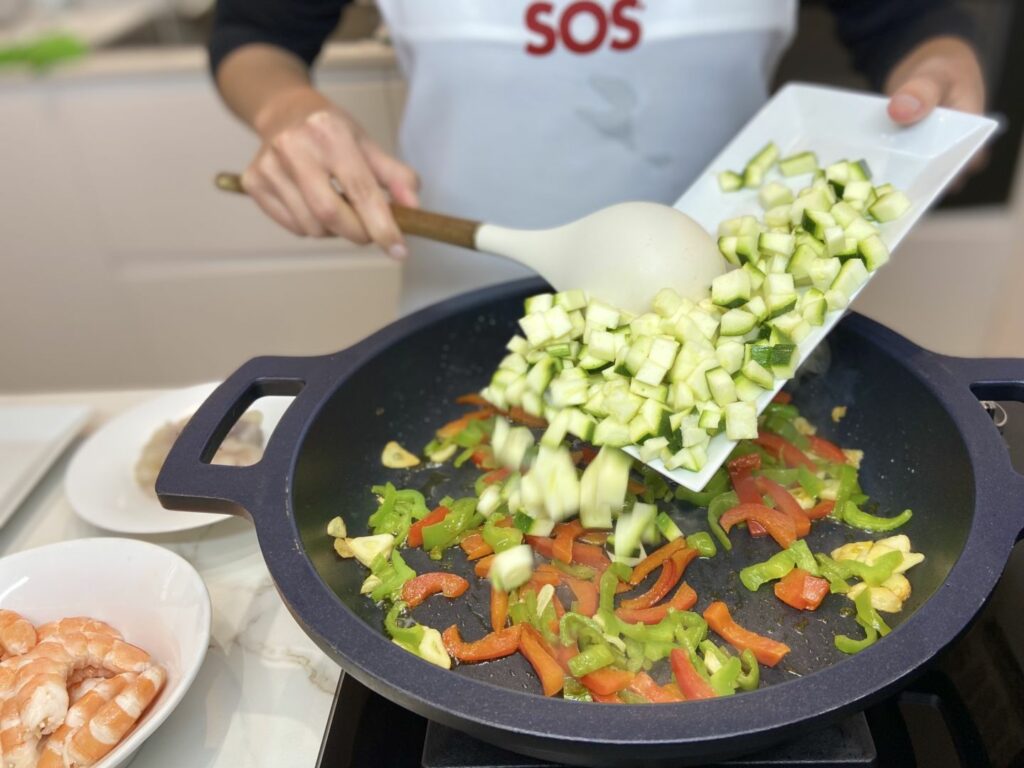 Añadimos los pimientos picados y dejamos dorar unos minutos hasta que estén blandos