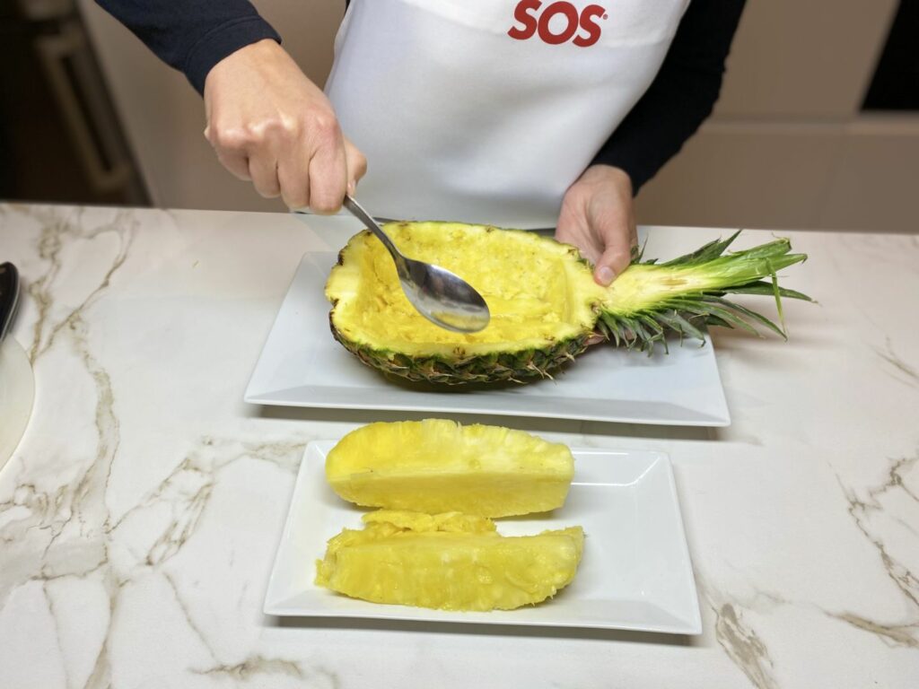 Ensalada de piña rellena de arroz