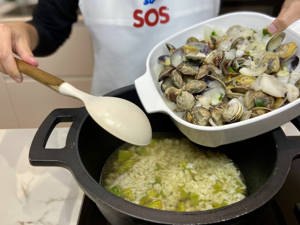 Añadimos a la cacerola el caldo de pescado, previamente calentado, junto con toda la salsa de las almejas