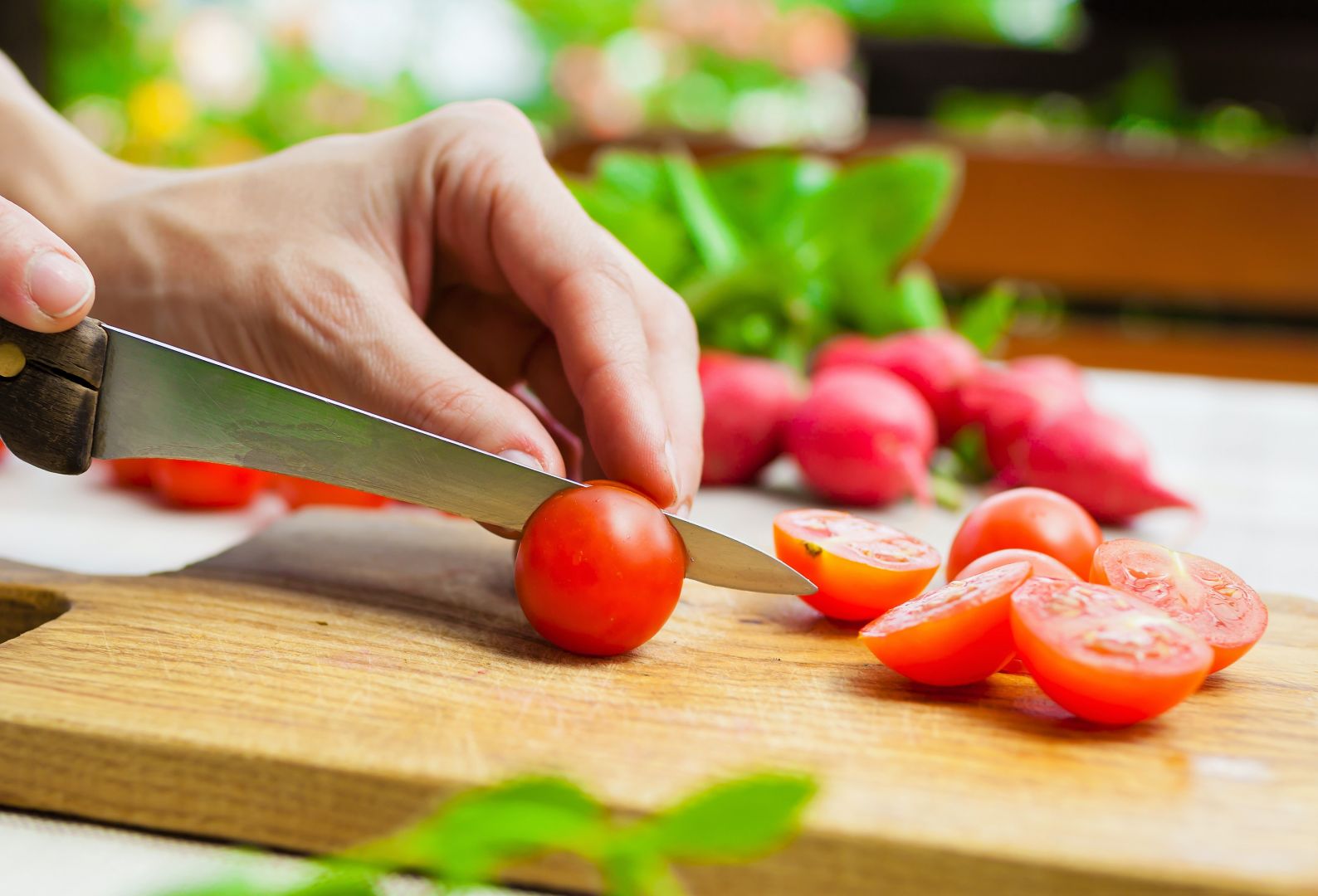 Cortamos los tomates en trozos pequeños