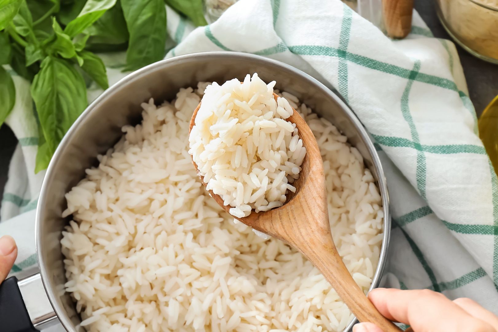 olla con arroz cocido