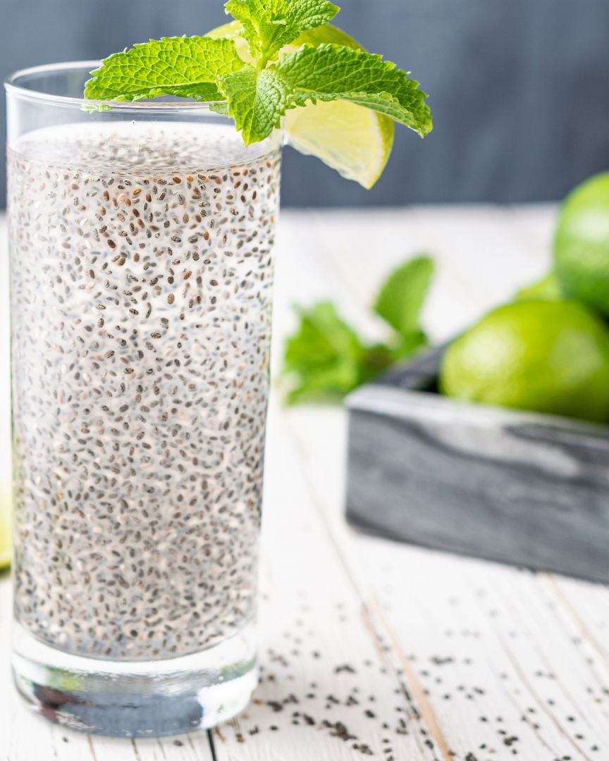 vaso de agua con chía para hidratarla