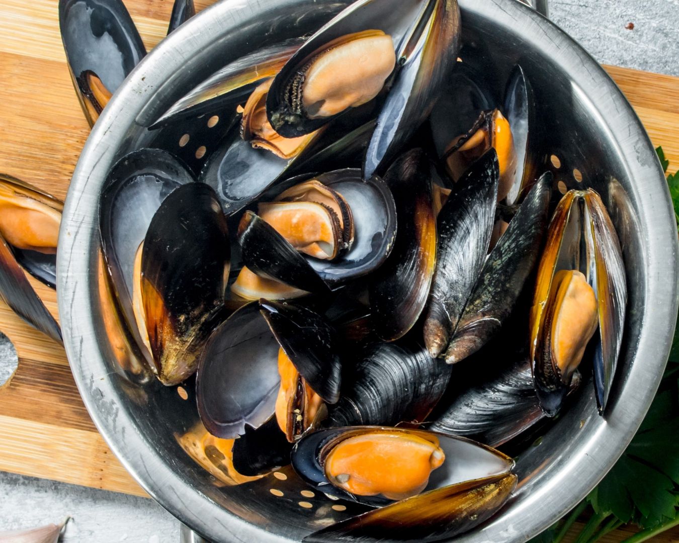 Volcamos los mejillones en la olla