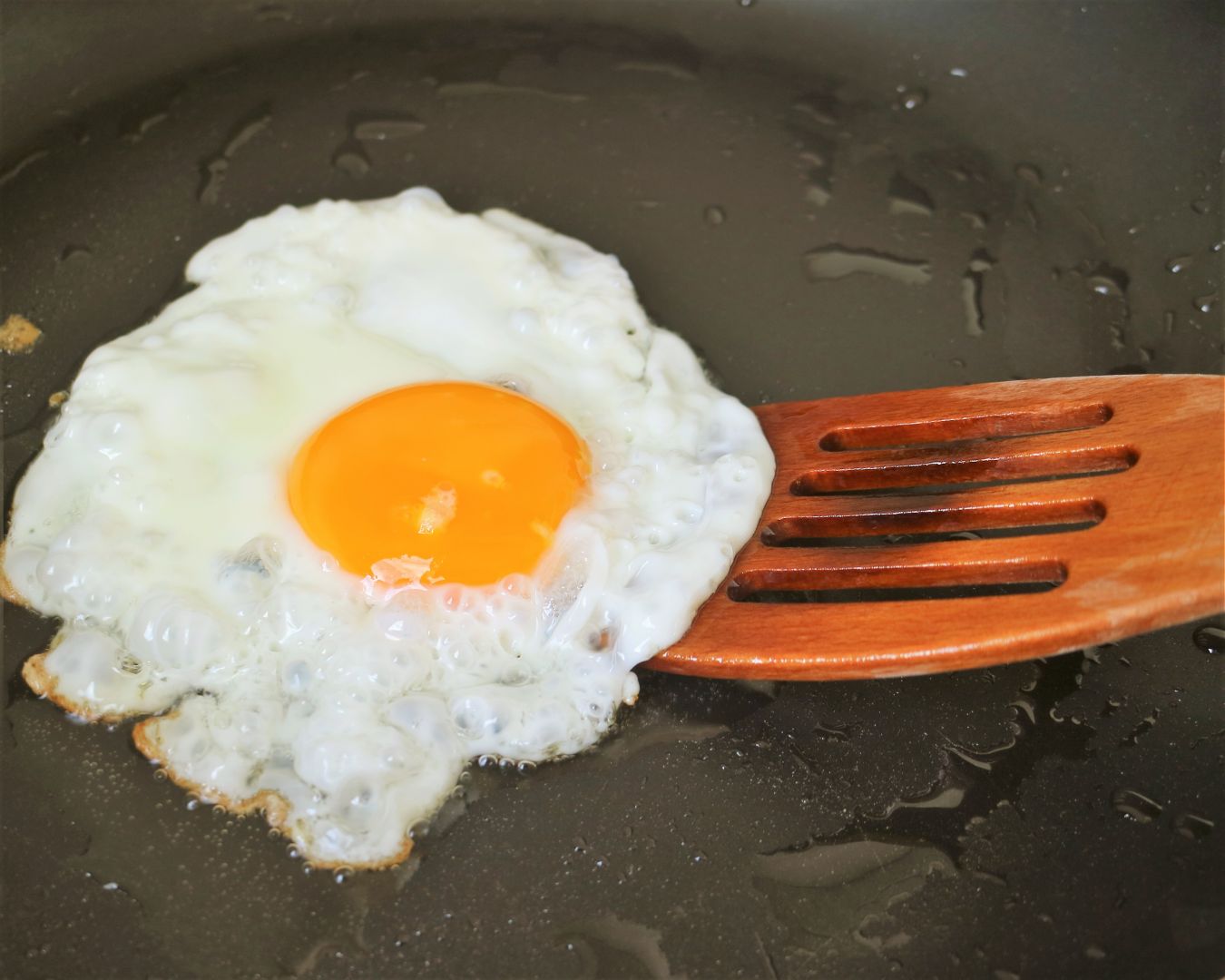 Freímos los huevos en la sartén 