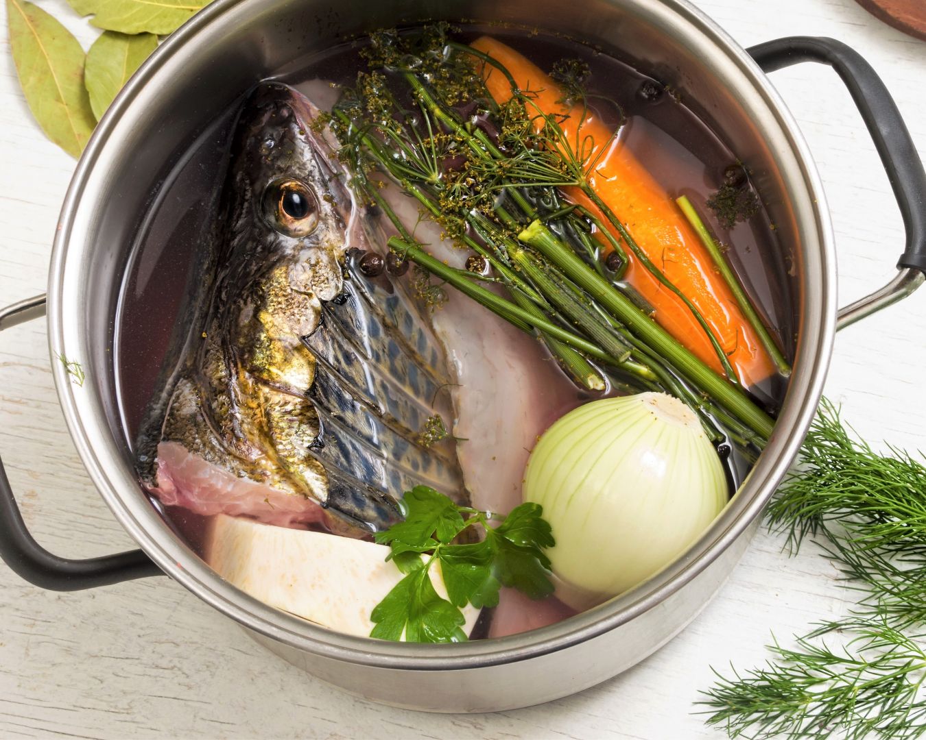 Comenzaremos haciendo el caldo de pescado