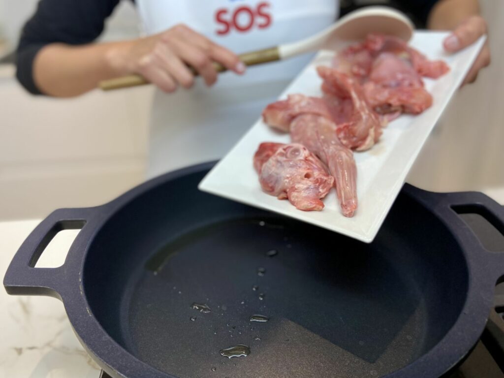 Cómo hacer arroz caldoso con conejo