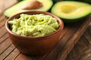 bol de guacamole y aguacates