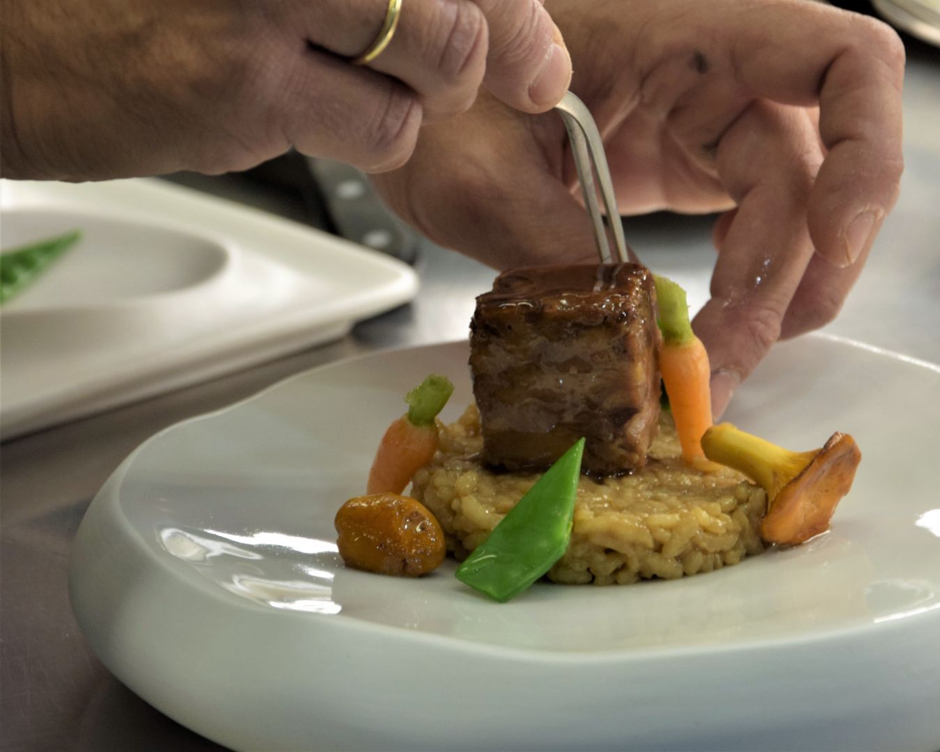 Salteamos las verduras y las disponemos en el plato