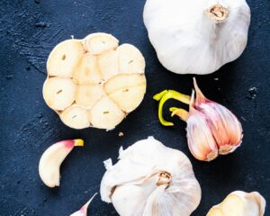 Tostamos al horno la cabeza de ajo partida por la mitad