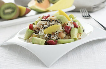 Ensalada de arroz y frutas tropicales