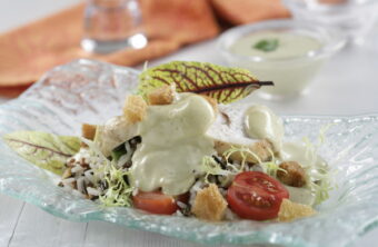 Ensalada César de arroz sobre un plato transparente