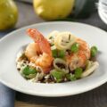 Ensalada de arroz con gambas, habitas y jamón