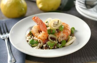 Ensalada de arroz con gambas, habitas y jamón