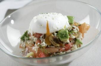 Ensalada de arroz, aguacate y salmón