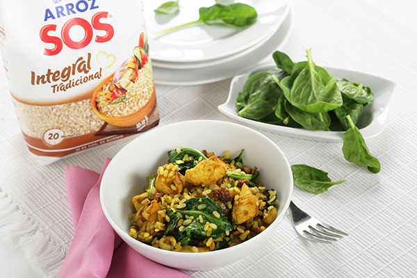 Espinacas salteadas con arroz integral y pollo