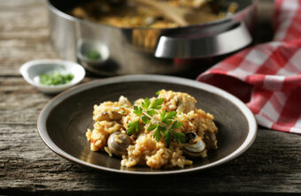 Arroz con pollo, caracoles y setas shiitake