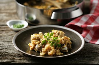 Arroz con pollo, caracoles y setas shiitake