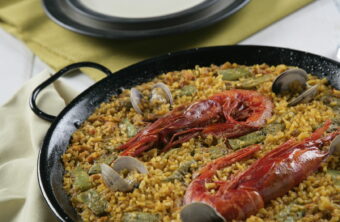 Paella de almejas y carabineros