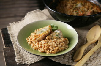 Plato de arroz de pescado de roca