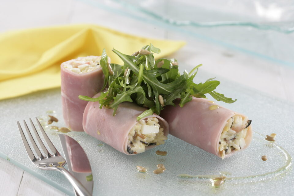 Rollitos de jamón rellenos de ensalada de arroz