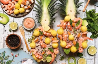 Piña rellena de ensalada de arroz y marisco por Laura Ponts