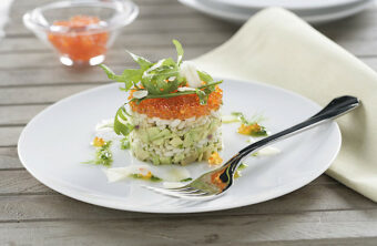 Timbal de arroz integral con quinoa y guacamole