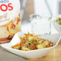Delicioso wok de arroz integral con tofu y verduras