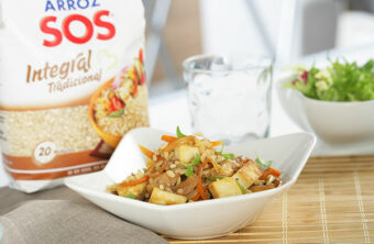 Delicioso wok de arroz integral con tofu y verduras