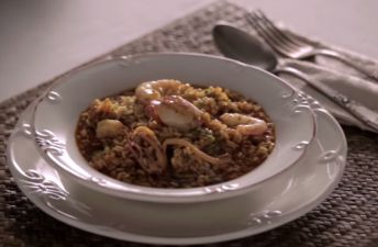 Arroz caldoso con calamares, vieiras y gambas