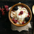 Arroz con leche de avena, muesli y frutos rojos