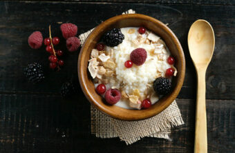 Arroz con leche de avena, muesli y frutos rojos