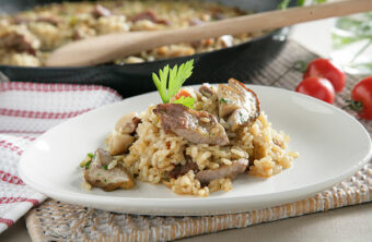 Delicioso arroz con secreto ibérico y boletus