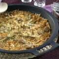 Plato de arroz con presa y alcachofa