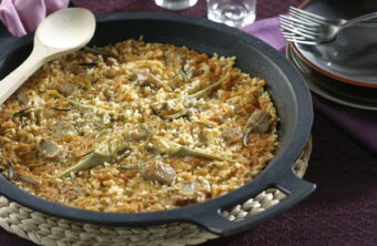 Plato de arroz con presa y alcachofa