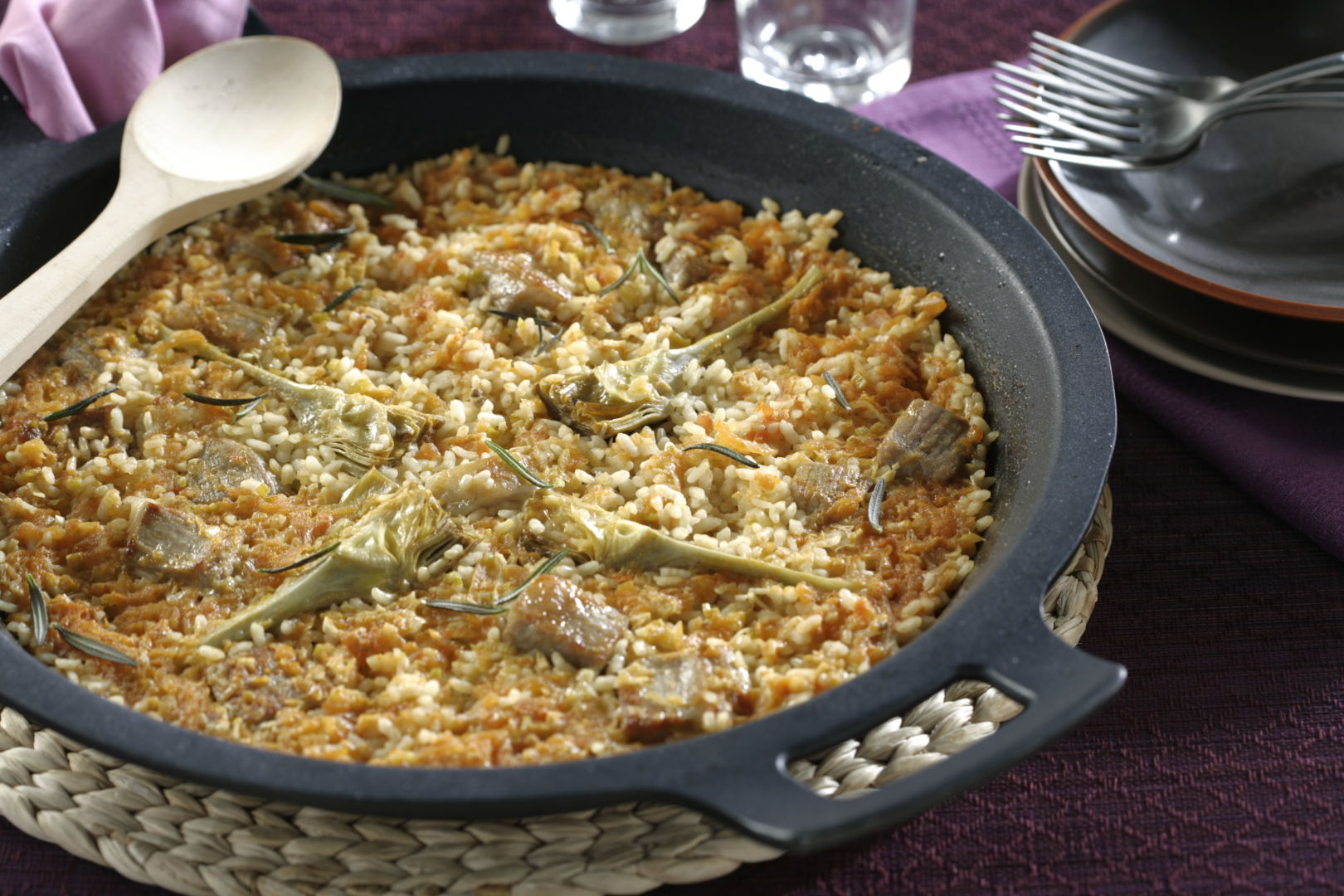 Plato de arroz con presa y alcachofa