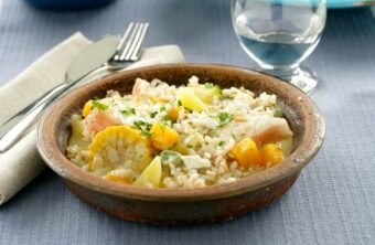 plato de chupe de pescado con arroz integral y quinoa