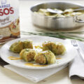 Plato de col rellena con arroz integral y gambas