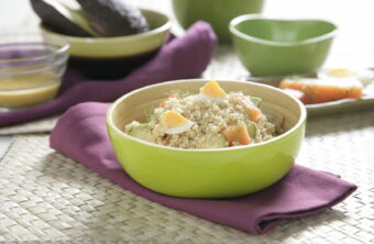 Ensalada de quinoa con aguacate y huevo cocido