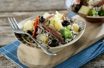 Ensalada de arroz con queso manchego y anchoas