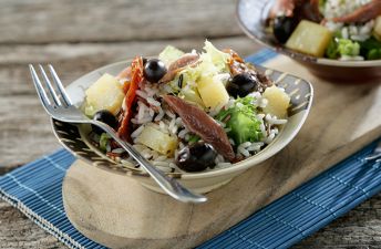 Ensalada de arroz, queso manchego y anchoas