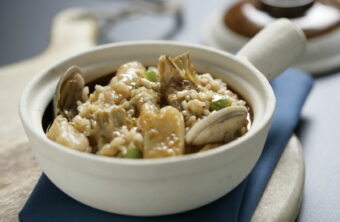 Arroz meloso de almejas, bacalao y alcachofas