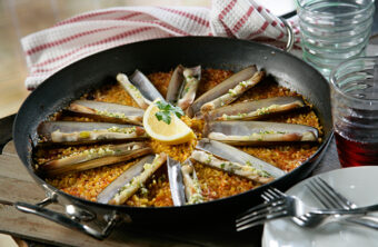 Paella de arroz con navajas y azafrán